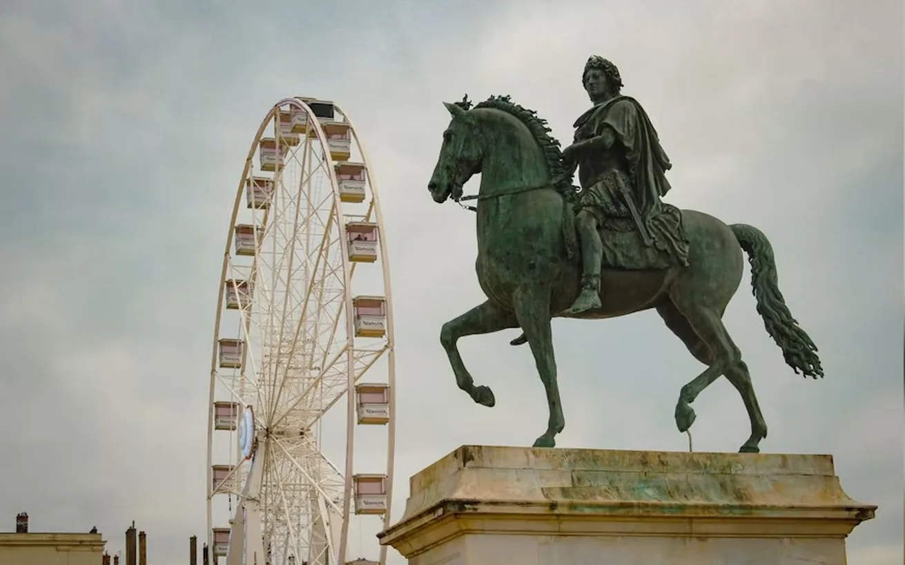 La statue de Louis XIV et la grande roue, place Bellecour